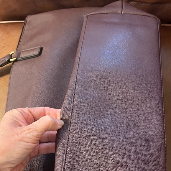 Liz Claiborne Burgundy Leather Tote Bag with Classic Design - Picture 5 of 5